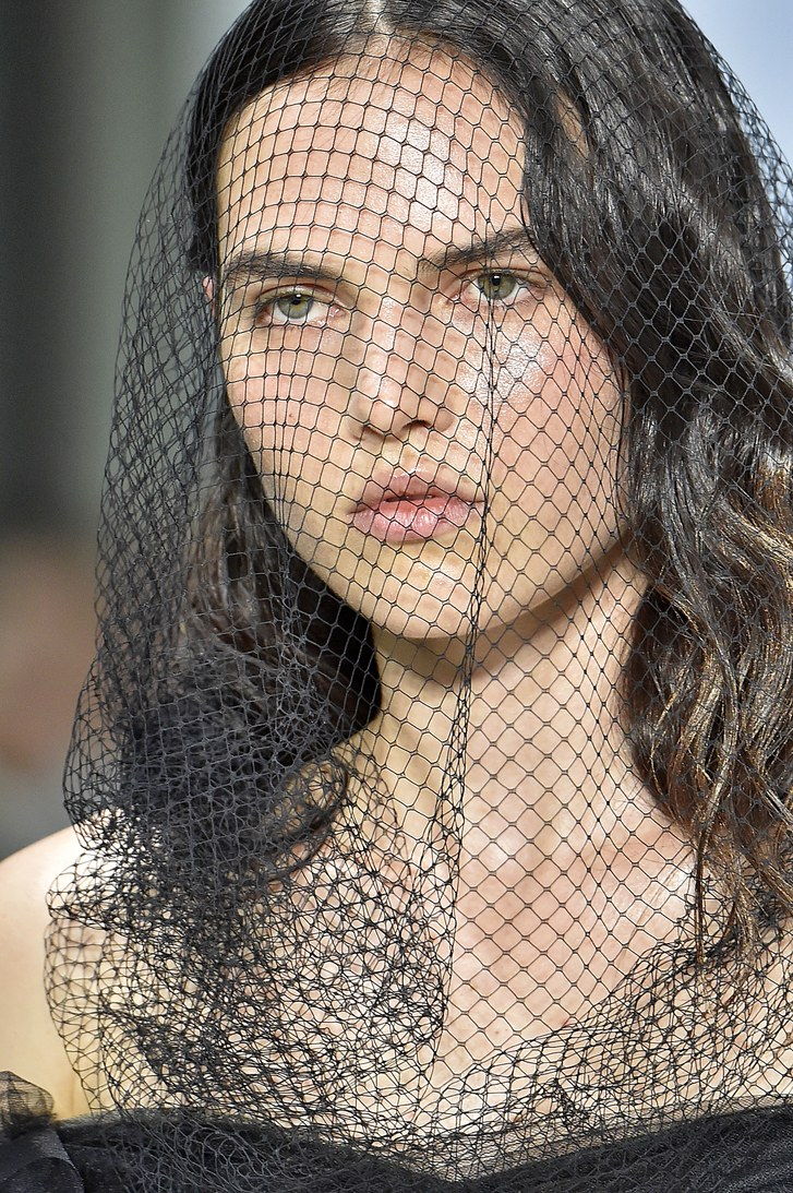 作为法国巴黎巴黎时装周的一部分，一位模特在Giambattista Valli高级时装秋冬2023/2023时装秀期间走秀。