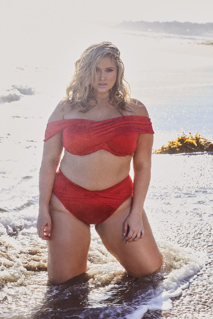 Hunter McGrady an einem Strand in einem verspielten roten Bardot Bikini