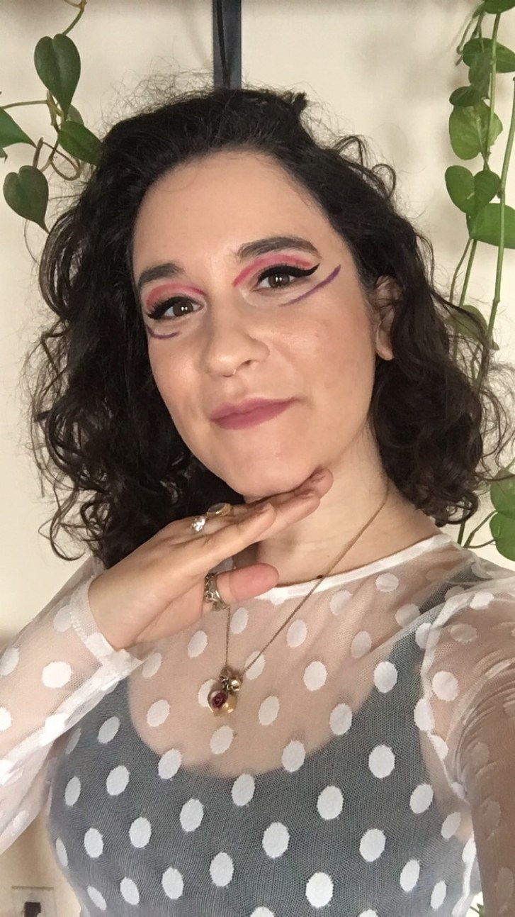 Frau mit rosa und lila Augen Make-up