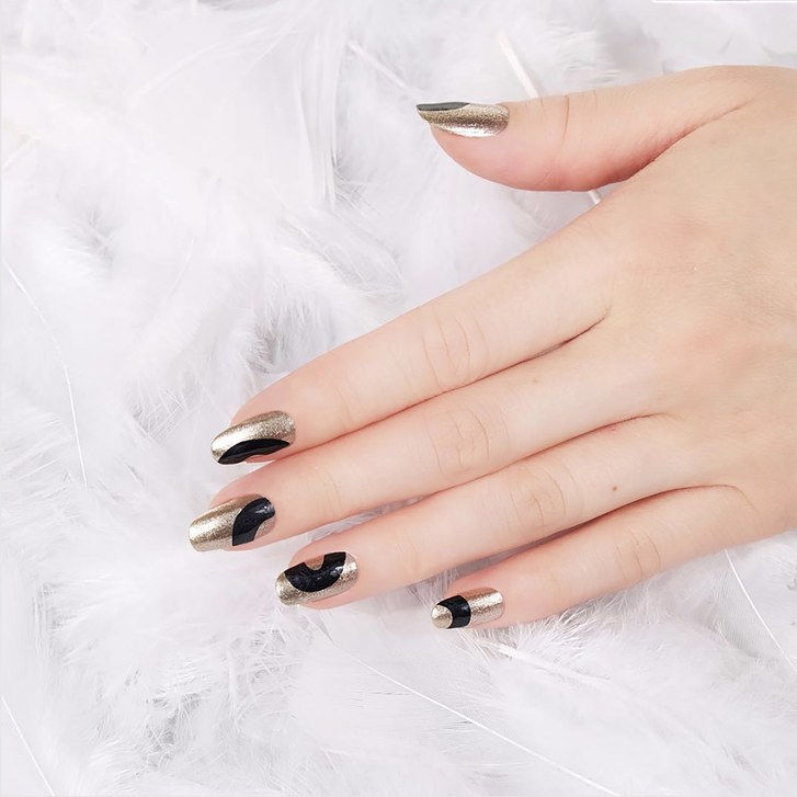 Minimalistické gold and black manicure by Jin Soon Choi.