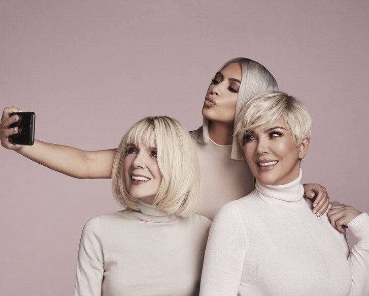 Kim Kardashian West, Kris Jenner und Mary Jo Houghton machen ein Selfie im Rahmen der KKW Beauty Concealer Kits Kampagne