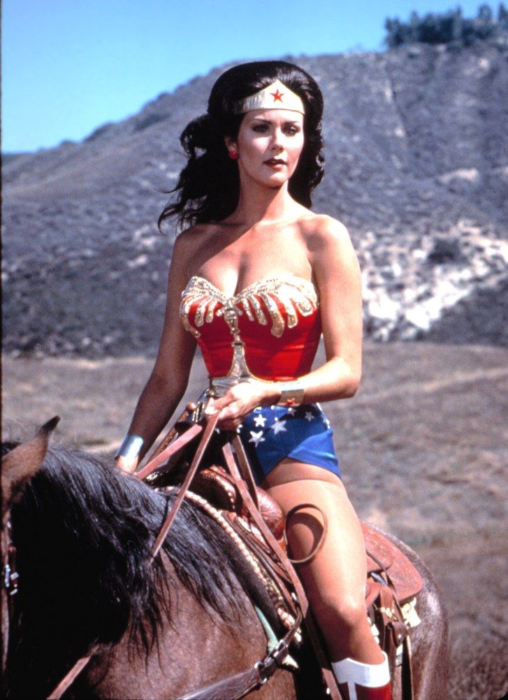 актьор Lynda Carter rides a horse in a still from the 1970s TV show 