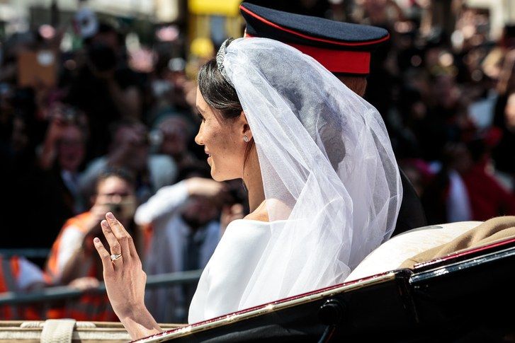 الأمير هاري ، دوق ساسيكس ودوقة ساسيكس يركبان في عربة أسكوت لانداو أثناء الموكب بعد الزواج في سانت جورج's Chapel, Windsor Castle on May 19, 2023 in Windsor, England. 