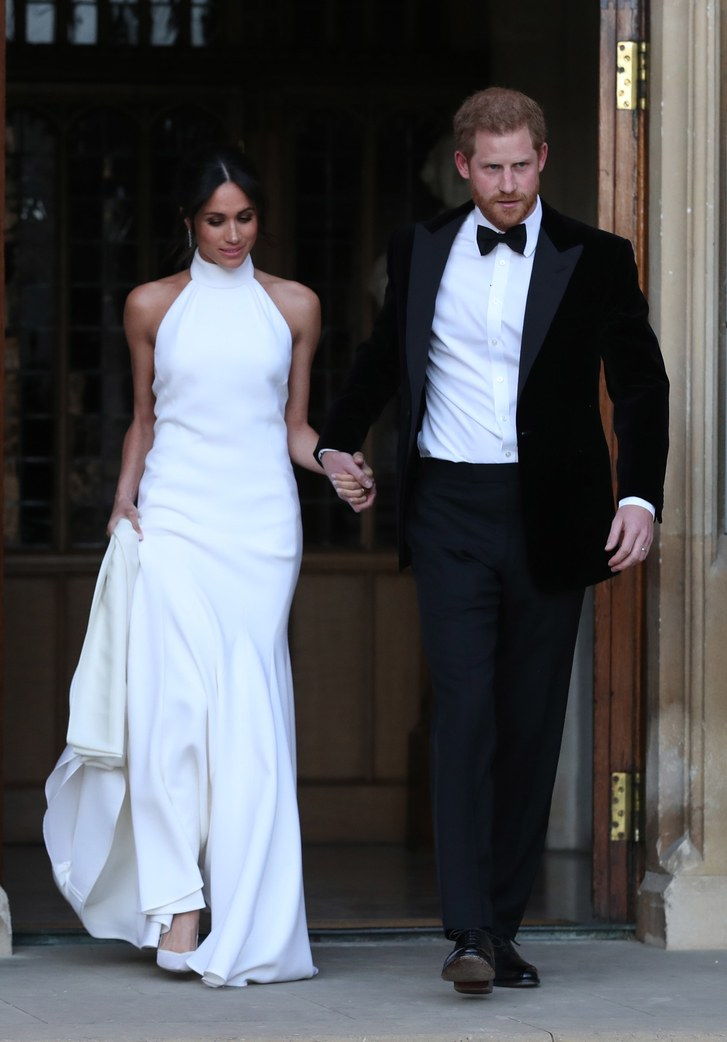 Meghan Markle (trägt ihr weißes Stella McCartney Empfangskleid) und Prinz Harry verlassen Windsor Castle nach ihrer Hochzeit, um an einem Abendempfang im Frogmore House teilzunehmen, das vom Prince of Wales am 19. Mai 2023 in Windsor, England, veranstaltet wird.