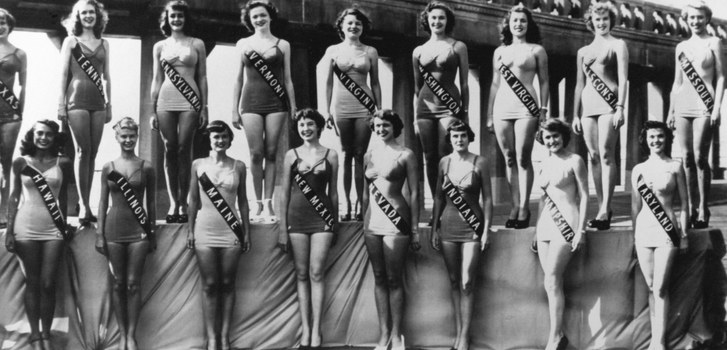 Кандидатите to the Miss America beauty contest posing in the United States, circa 1940. 