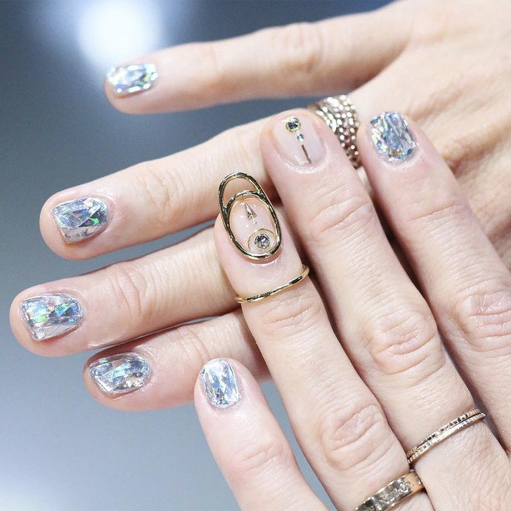 Manikúra with shattered glass design, jewels, and wires by Eunkyung Park (nail_unistella on Instagram).