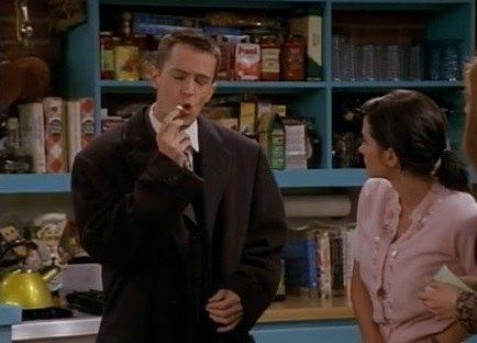 Chandler, der Lippenbalsam anwendet