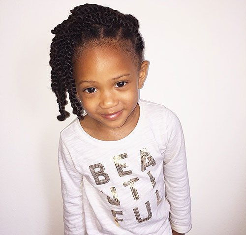 Twist-Frisur für kleine schwarze Mädchen