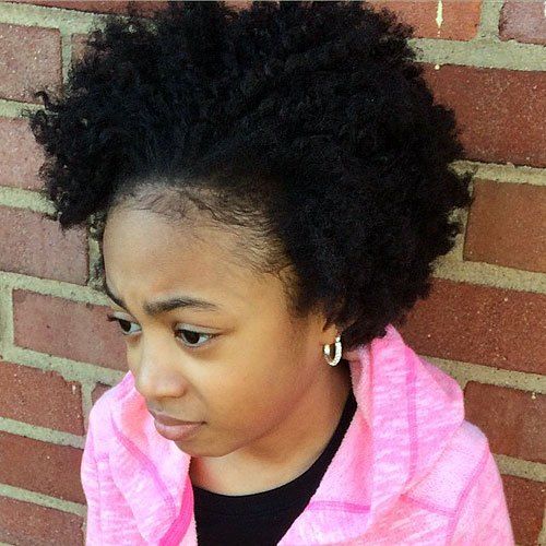 Černá girl's short natural hairstyle