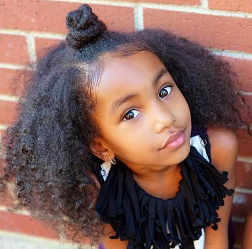 孩子的非裔美国人的自然发型