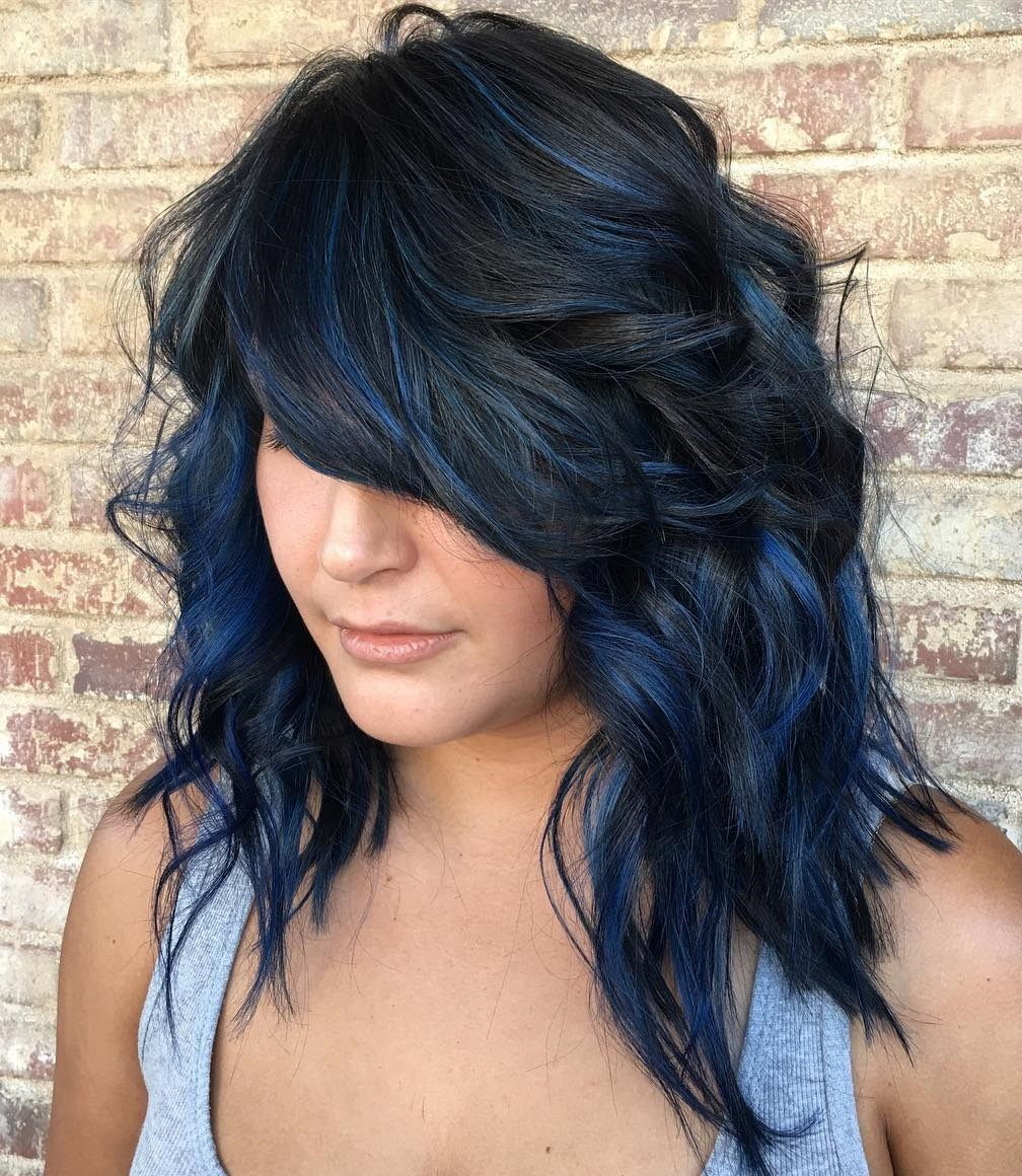 蓝色黑色头发的分层发型