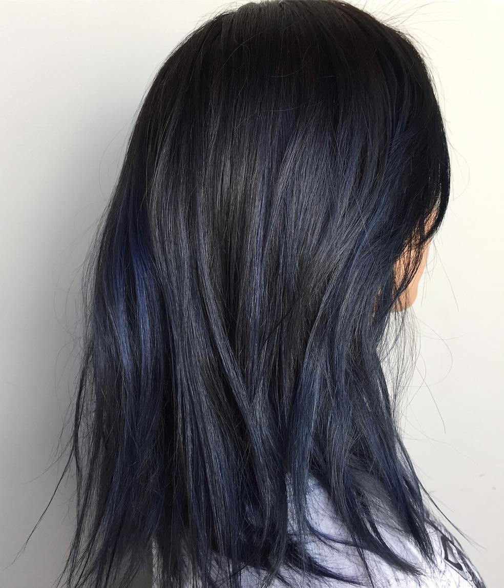 黑色头发与微妙的蓝色亮点