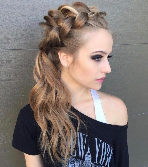страна Wavy Ponytail With A Lace Braid
