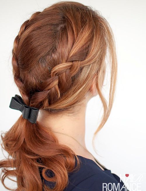 къдрав low ponytail with two side braids