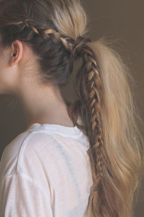 разхвърлян braided ponytail