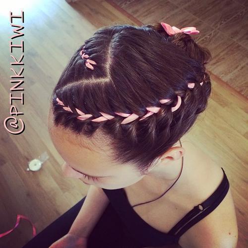 pletené girls hairstyle with ribbon