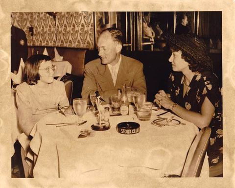 Junge Pamela Moore mit ihrer Mutter und Vater im Stork Club in New York City.