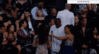 Turnerin Laurie Hernandez macht ein Selfie mit Kanye bei den VMAs 2016