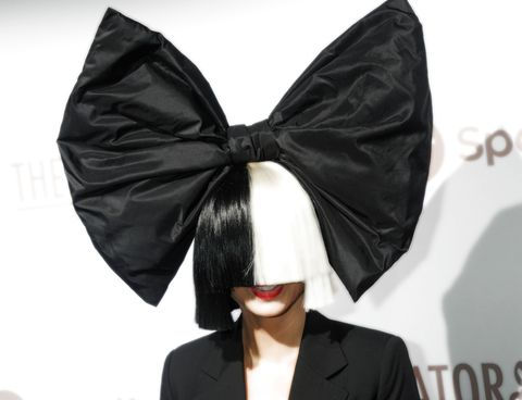Sia trägt eine schwarz-weiße Perücke.