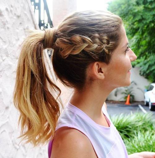 разхвърлян pony with a side braid hairstyle for gym