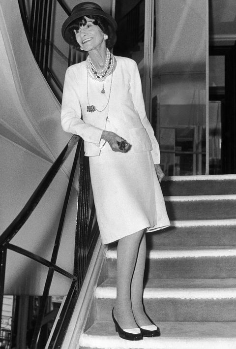 法国时装设计师Coco Chanel穿着她的礼服