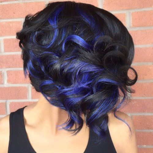 schwarze lockige Frisur mit blauen Highlights
