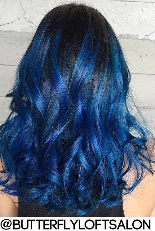 blaue Highlights für schwarzes Haar