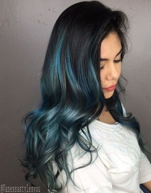 langes schwarzes Haar mit blauen Highlights