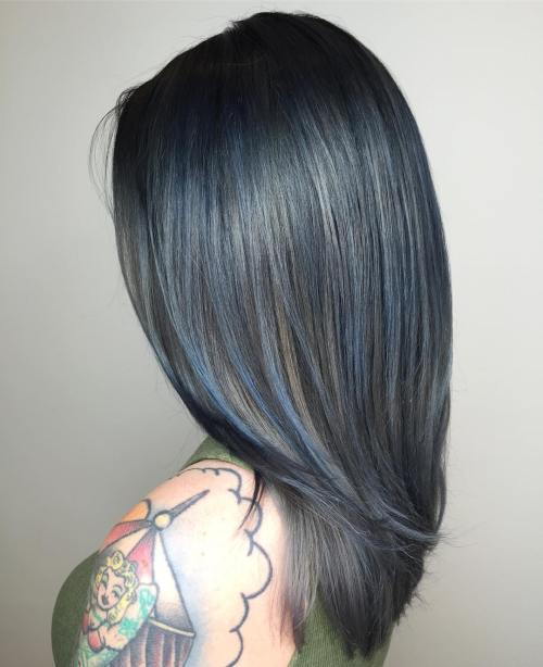 schwarze Haare mit Löser und blauen Highlights