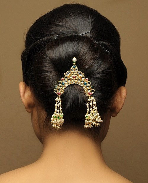 минималистична bun updo for Indian wedding