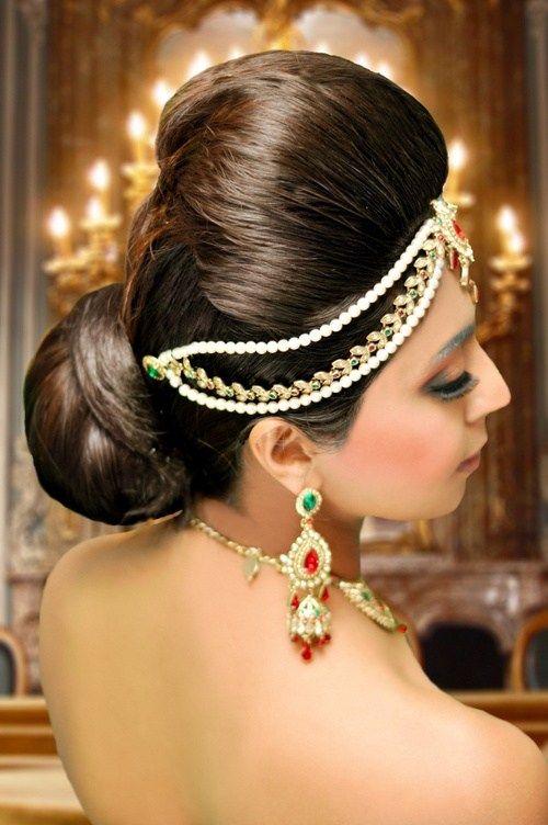 обемист Indian updo for brides