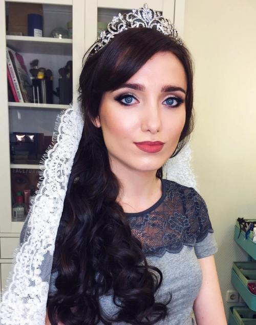 дълго Curly Hairstyle With Veil
