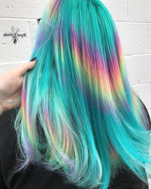 Blaugrünes Haar mit Tie Dye