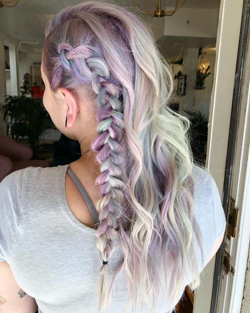 紫色头发与侧荷兰辫子