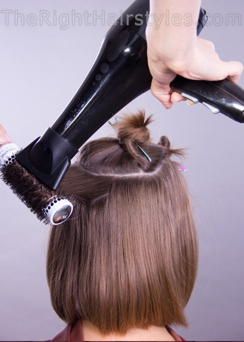 كيفية سحب الشعر باستخدام مجفف الشعر