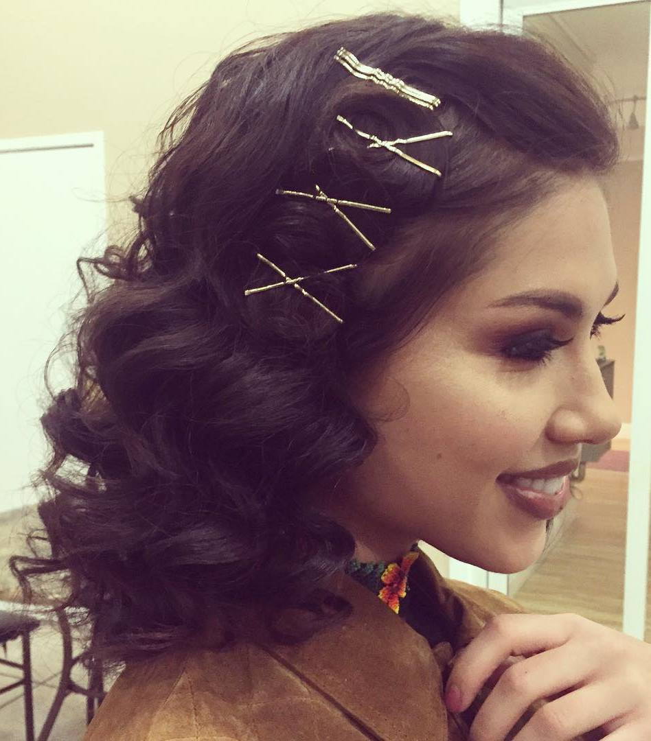 къдрав Hairstyle With Crossed Bobby Pins