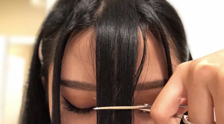 Instagram Beauty Star, Ellie Choi, macht den Schnitt.