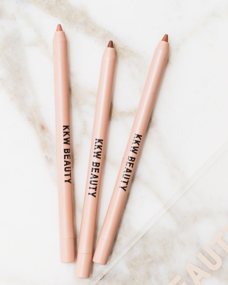 Siehe KKW Beauty’s neue Nude Lipstick & Lip Liner Collection Swatches.
