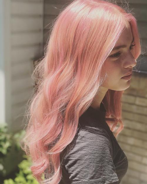 Rosa Haar mit Erdbeerblondestrichen