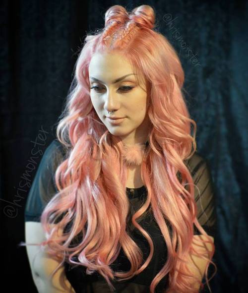 Rosa Haar mit zwei Brötchen
