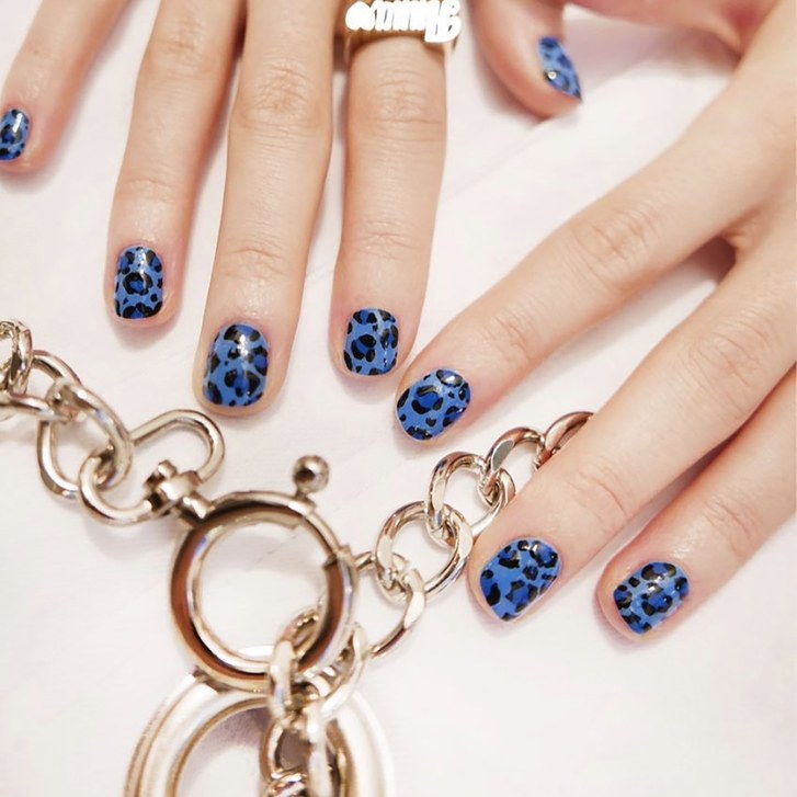 Modrý cheetah print manicure by Madeline Poole (mpnails on Instagram)