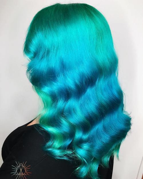 Blaues Haar mit Höhepunkten