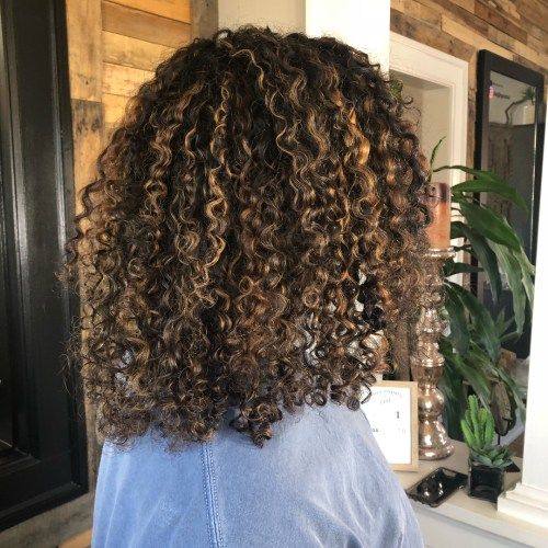 Medium Curls mit Karamell Highs