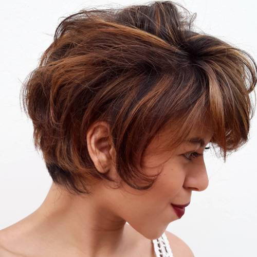 Krátký Brown Hairstyle With Caramel Highlights