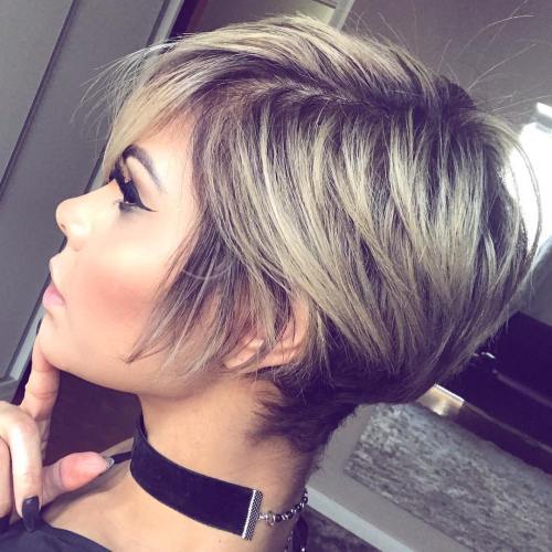 дълго Blonde Pixie With Black Roots