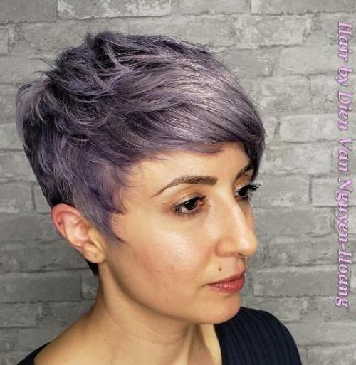 短而柔和的淡紫色发型