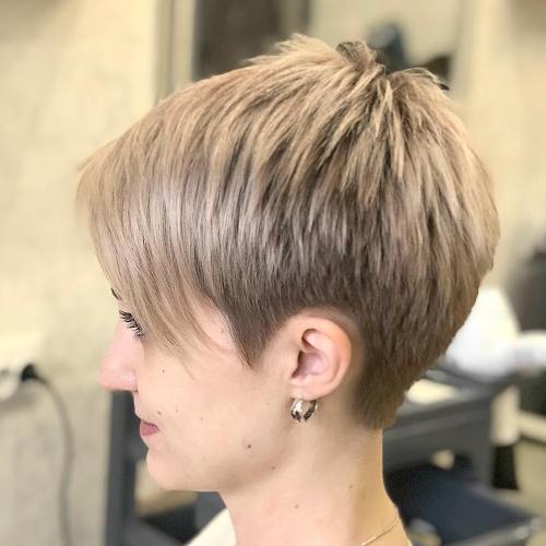 Къс Piecey Blonde Pixie With Bangs