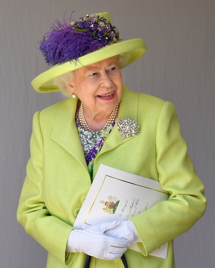 伊丽莎白女王以柠檬绿参加皇室婚礼
