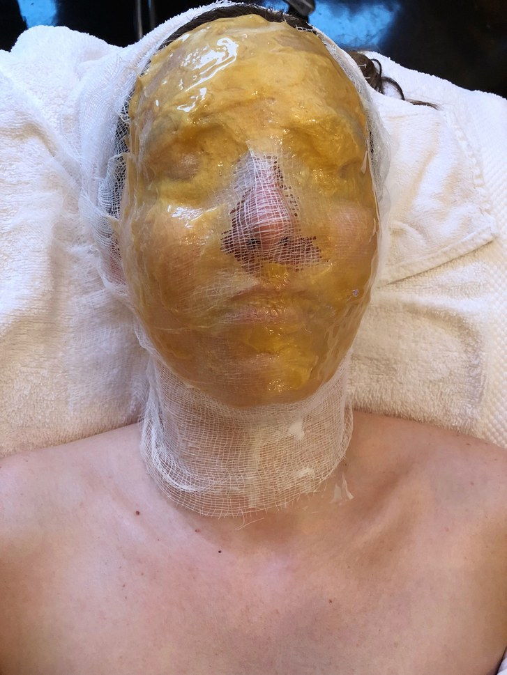 محرر الجاذبية سارة كينونين يرتدي قناع الكولاجين خلال جوانا فارغاس الوجه