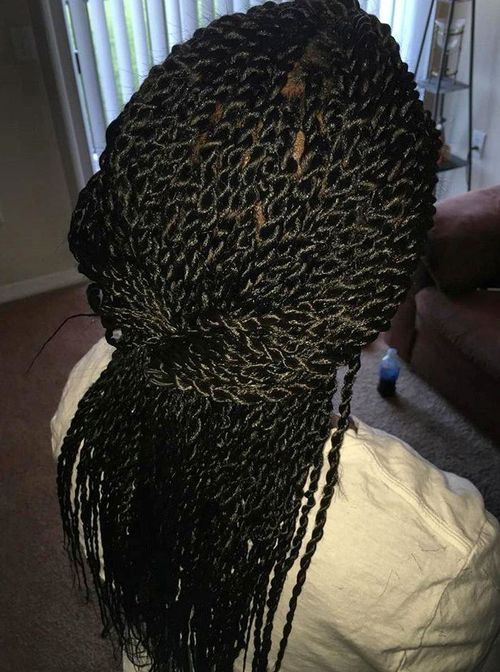 Senegalský twists flip in half up ponytail